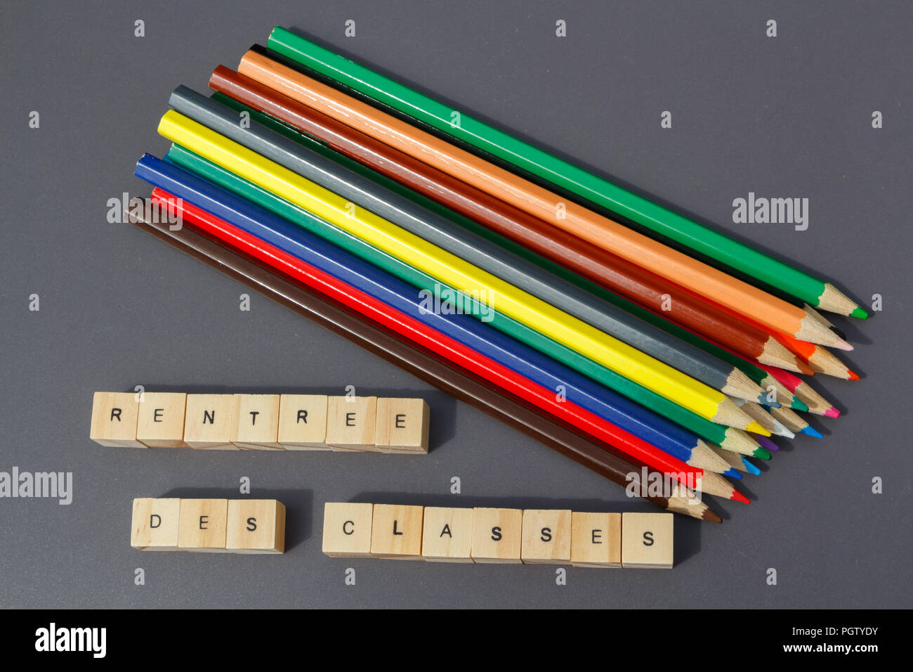 Si torna a scuola scritto in lingua francese e matite colorate Foto Stock