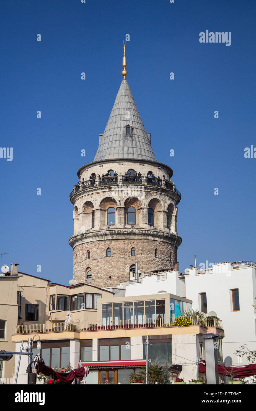 ISTANBUL, Turchia - 27 dicembre 2015: Torre di Galata a Istanbul, in Turchia, nel corso di un pomeriggio soleggiato, nel quartiere di Galatasaray, in Kadikoy. È Foto Stock