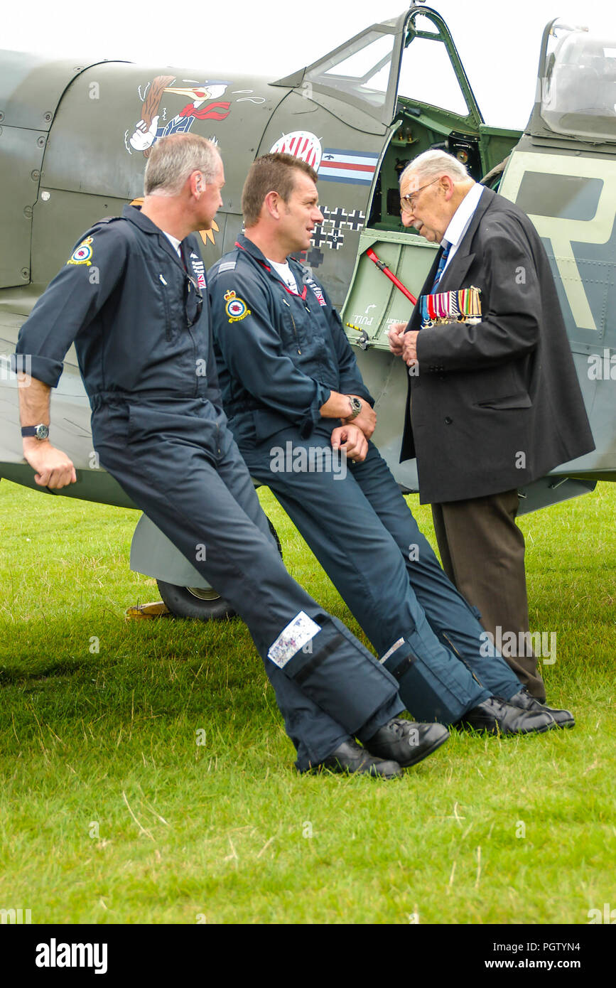 Mieczyslaw Sawicki, pilota di caccia polacco 318 Squadron della seconda guerra mondiale. Veterano della seconda Guerra Mondiale con i piloti Spitfire e RAF BBMF Russ Allchorne Ian Smith Foto Stock