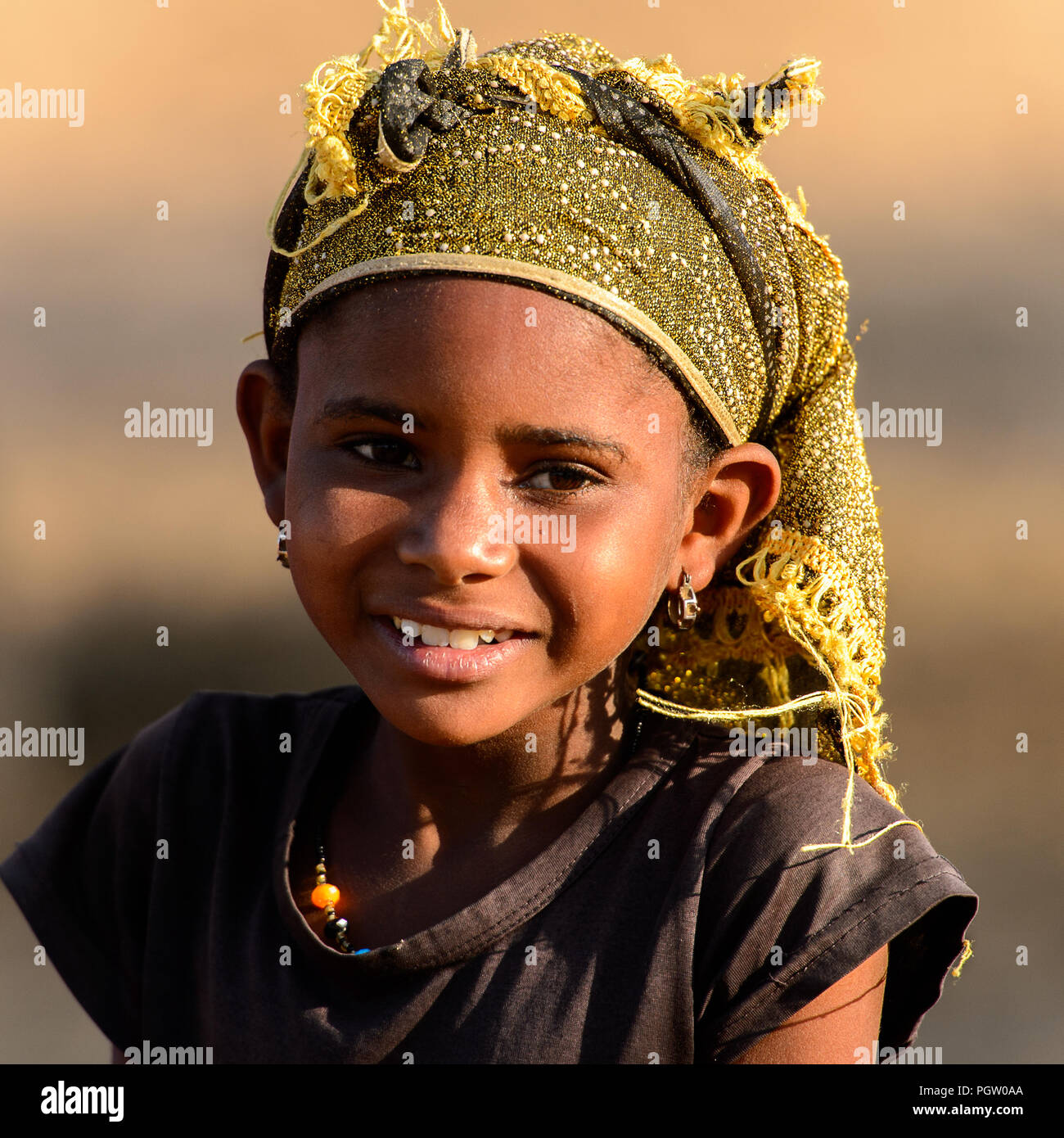Deserto FERLO, SENEGAL - Apr 25, 2017: Unidentified Fulani bambina in velo sorrisi. Fulanis (Peul) sono la più grande tribù in West African savann Foto Stock