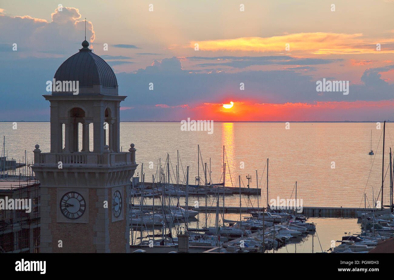 Tramonto sul Golfo di Trieste (Golfo di Trieste), Italia. Marina San Giusto in primo piano. Foto Stock