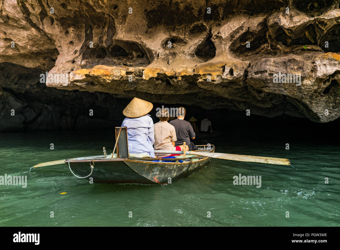 Giro in barca da Vung Tram Pier. Pala tradizionale-gita in barca consente al turista apprezzare veramente la bellezza della natura lungo la Ong Dong fiume. Foto Stock