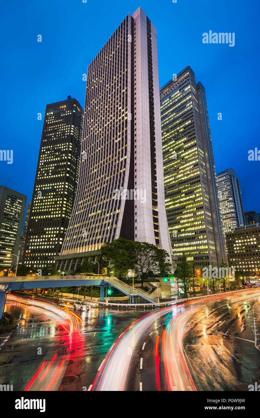 Lo skyline di notte nel quartiere di Shinjuku a Tokyo in Giappone Foto Stock