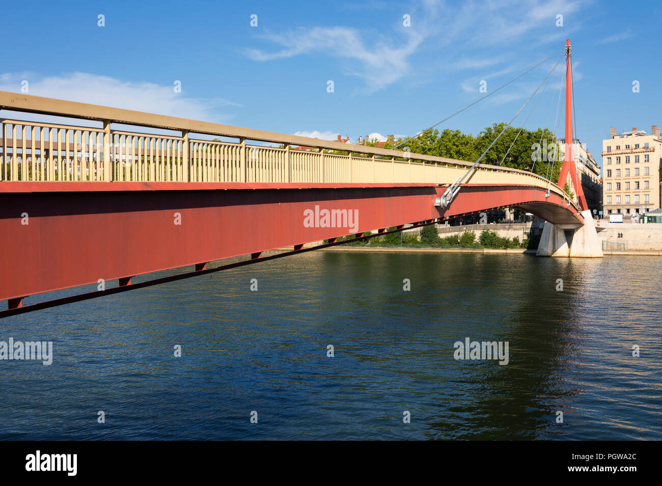 Sospensione rossa passerella sul fiume Saona, Lione, Francia Foto Stock