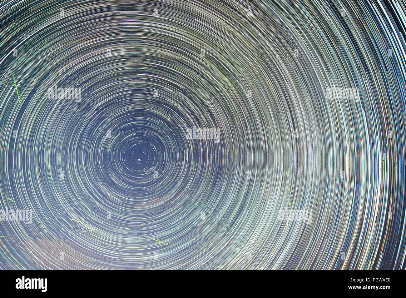 Una lunga esposizione cattura la rotazione della Terra con una completa immagine di frame delle stelle volteggiare il North Star, Polaris per un lungo periodo di tempo. Foto Stock
