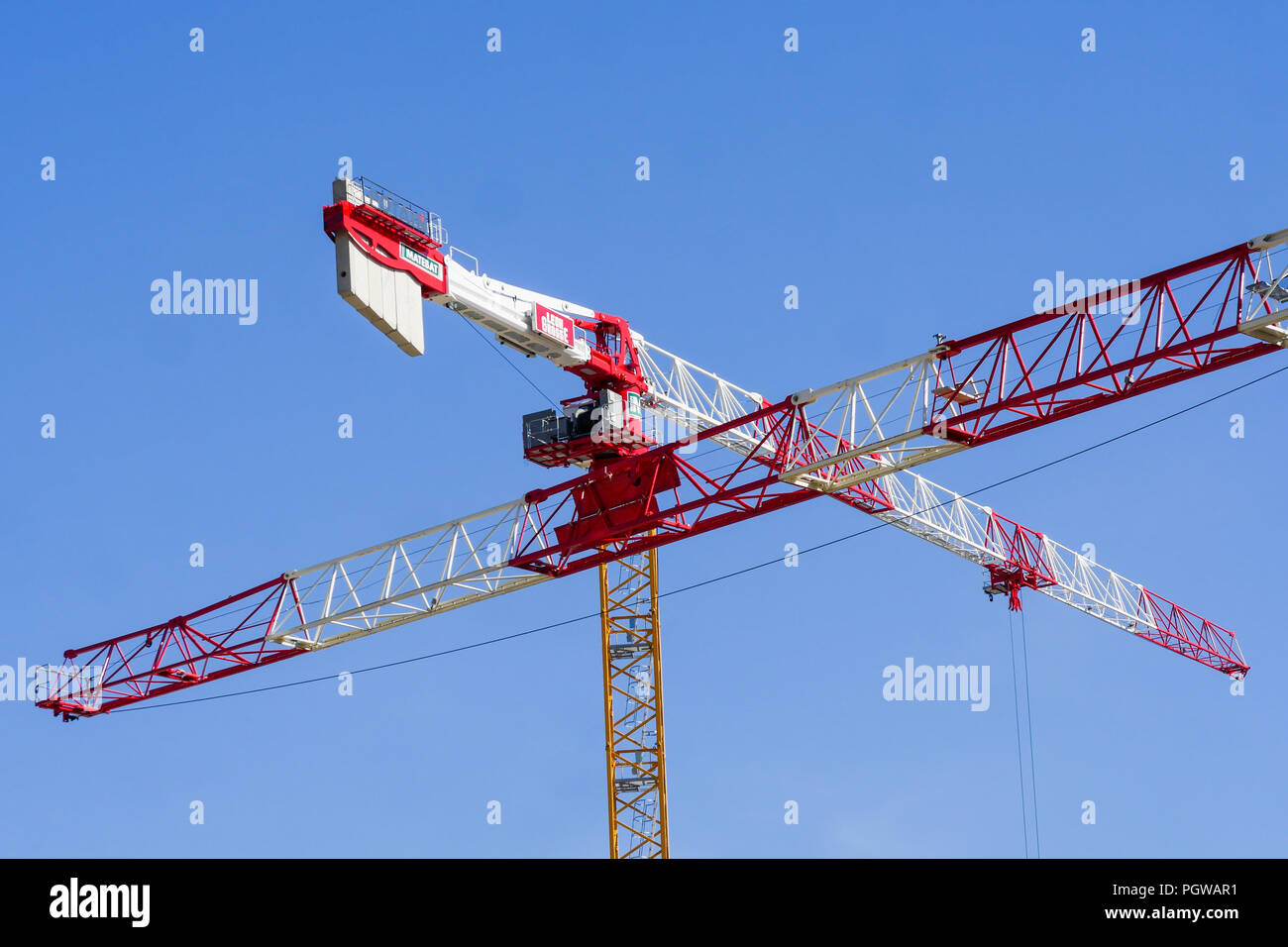 Gru su un sito di costruzione, Part-Dieu district, Lione, Francia Foto Stock