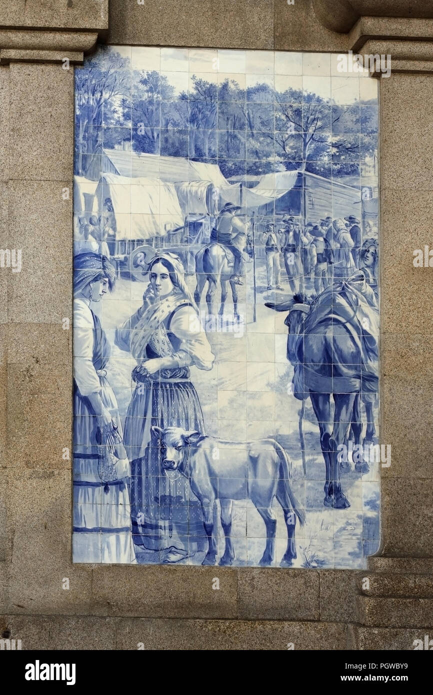 Porto, Portogallo - 4 Marzo 2015: alla stazione ferroviaria di Sao Bento con il famoso piastrelle, installato tra il 1905 e il 1906 dall'artista Jorge Colaco. Questo pannello offrono Foto Stock