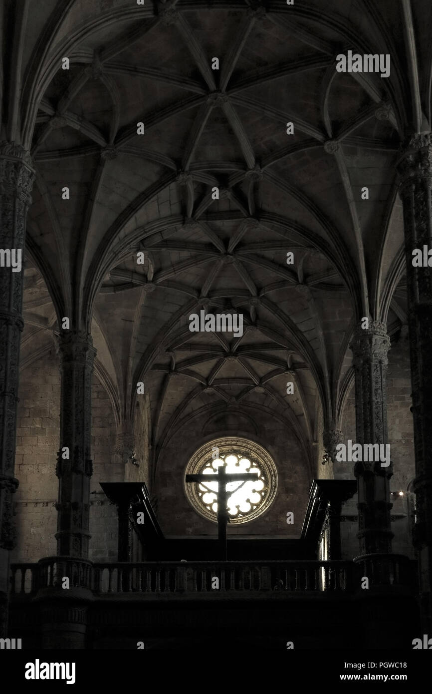 Lisbona, Portogallo - 5 Marzo 2014: tastiera retroilluminata Cristo, il soffitto e le colonne di stile manuelino interno del Monastero di San Geronimo, Belem Foto Stock