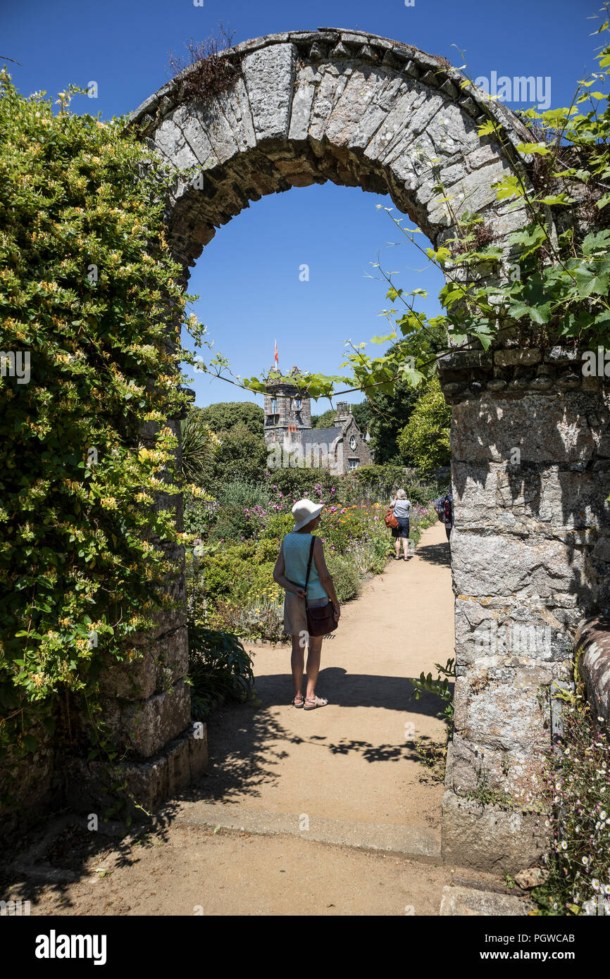 L'arcata nei giardini a La Seigneure sull Isola di Sark, vicino a Guernsey, parte delle Isole del Canale Foto Stock