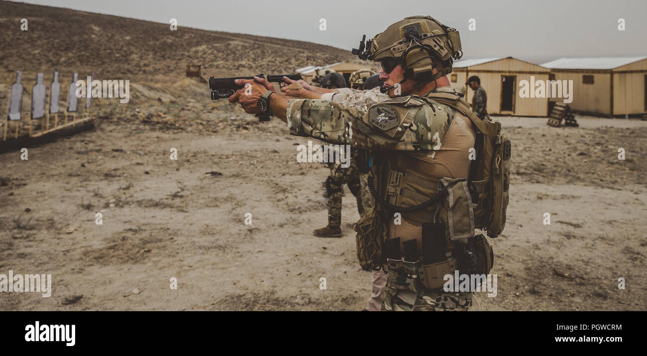 Un funzionario di polizia con la Carson City armi speciali e operazioni tattiche (SWAT team) incendi la sua arma durante il Marine Corps Pistol Qualificazione in corrispondenza di una zona di formazione di Hawthorne, Nev., Agosto 2, 2018.Lo scopo di questa formazione è stata per Marine Corps Forces Special Operations Command Marines e Carson City SWAT per lo scambio di conoscenze e di tattiche per migliorare non solo la Marines' guerra letalità, ma anche per il team SWAT di migliorare le loro tattiche per specifici incidenti domestici. (U.S. Marine Corps photo by Lance Cpl. William Chockey) Foto Stock