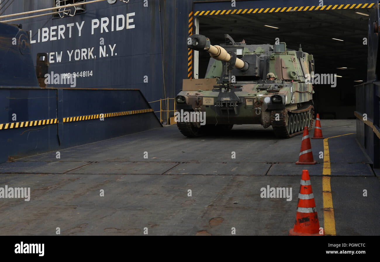 Una lega di saldatura con il 2° Stormo, 278th Armored reggimento di cavalleria, una Guardia nazionale basato su unità di Knoxville, Tennessee, aziona un M109 Paladin fuori da un contenitore nave chiamata la libertà di orgoglio per il porto di Danzica, Polonia, 28 agosto. La Polonia è uno dei quattro nazioni quadro per la NATO l'accresciuta presenza in avanti, il funzionamento Atlantic risolvere, un periodo di nove mesi di missione di addestramento per la riserva, la Guardia Nazionale e active duty unità con i partner della NATO nell'impegno per la pace e la sicurezza e la stabilità in Europa. Foto Stock