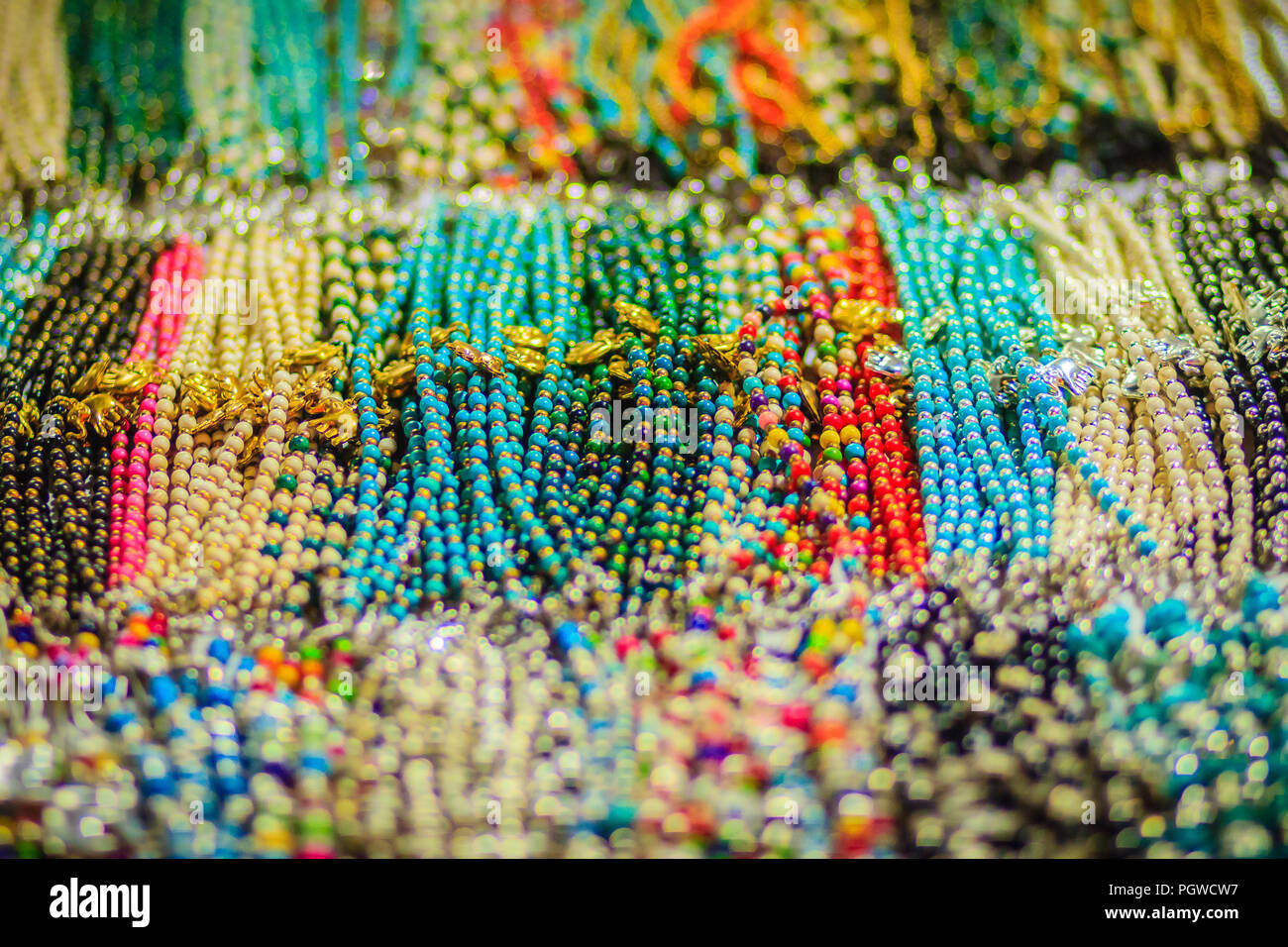 Braccialetti Colorati Perline E Collane Souvenir In Vendita Su Strada A Khao San Road Mercato Notturno Bangkok Thailandia Foto Stock Alamy