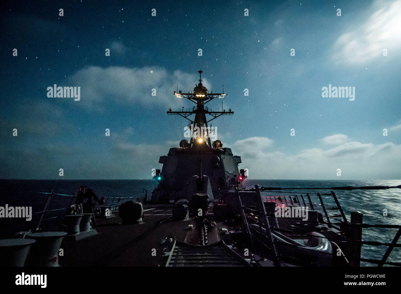 180818-N-LI768-1081 OCEANO PACIFICO (Agosto 18, 2018) - visite-missile destroyer USS Dewey (DDG 105) transita l'Oceano Pacifico mentre in corso negli Stati Uniti La terza area della flotta di operazioni. (U.S. Foto di Marina di Massa lo specialista di comunicazione 2a classe Devin M. Langer/rilasciato) Foto Stock