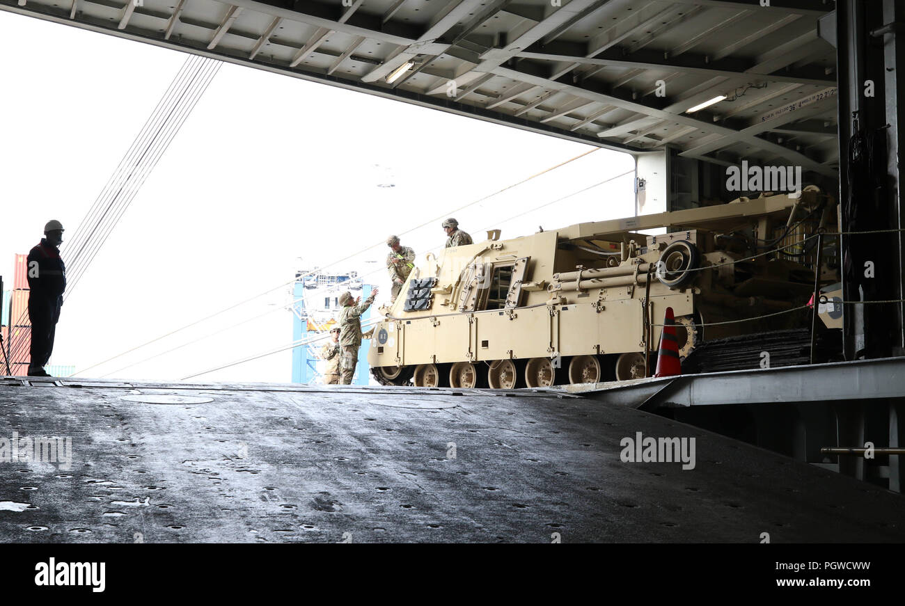 Una lega di saldatura con il 2/278th Armored reggimento di cavalleria, una Guardia nazionale basato su unità di Knoxville, Tennessee, guide di massa a M88 off una nave portacontainer nel porto di Danzica, Polonia, 28 agosto. La Polonia è uno dei quattro nazioni quadro per la NATO l'accresciuta presenza in avanti, il funzionamento Atlantic risolvere, un periodo di nove mesi di missione di addestramento per la riserva, la Guardia Nazionale e active duty unità con i partner della NATO nell'impegno per la pace e la sicurezza e la stabilità in Europa. Foto Stock