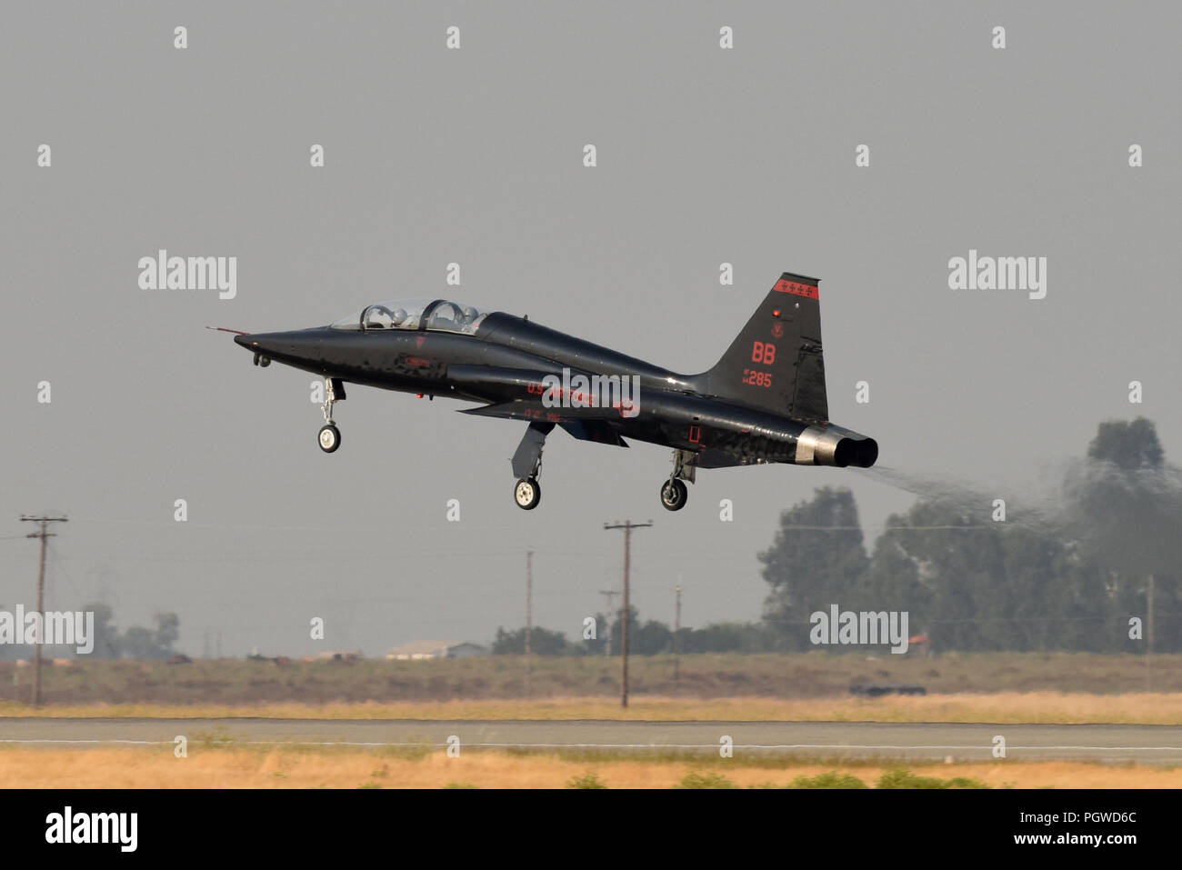 Il Mag. Travis (anteriore), 99th squadrone di ricognizione di direttore delle operazioni e il Mag. Beau, 9 parafango di ricognizione capo della sicurezza, decollo in un T-38 Taloni Agosto 21, 2018 a Beale Air Force Base in California. La T-38s qui sono usati per i piloti di mantenere il loro status di volo. (U.S. Air Force photo by Staff Sgt. Ramon A. Adelan) Foto Stock