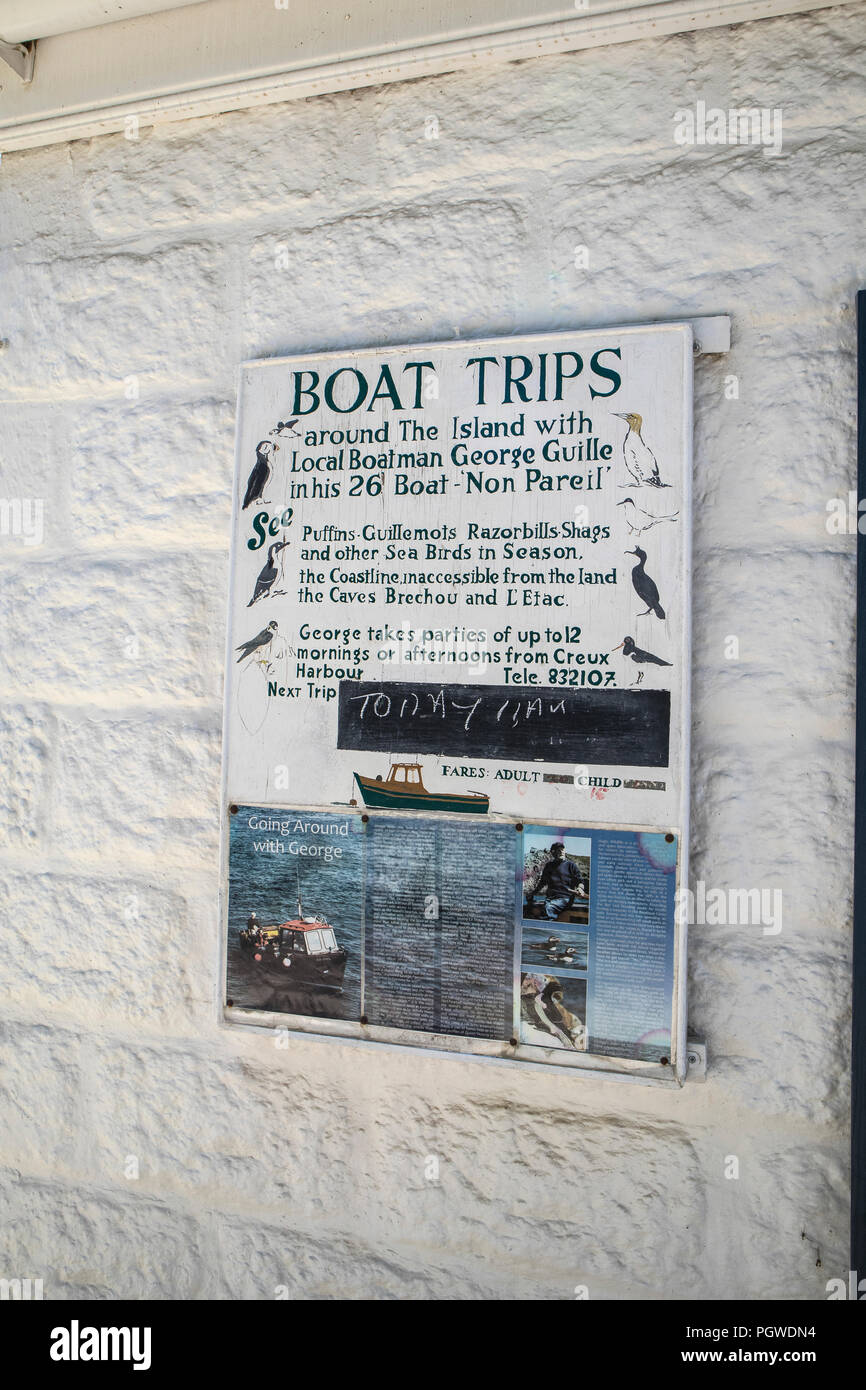 Un segno pubblicità locale di gite in barca sulla Isola di Sark, vicino a Guernsey e parte delle Isole del Canale Foto Stock