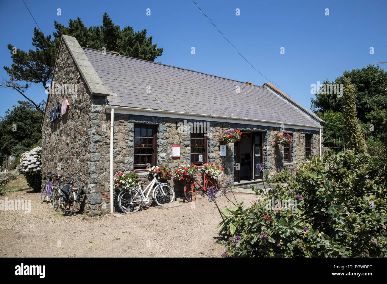 La filiale locale della banca HSBC sull Isola di Sark, vicino a Guernsey e parte delle Isole del Canale Foto Stock