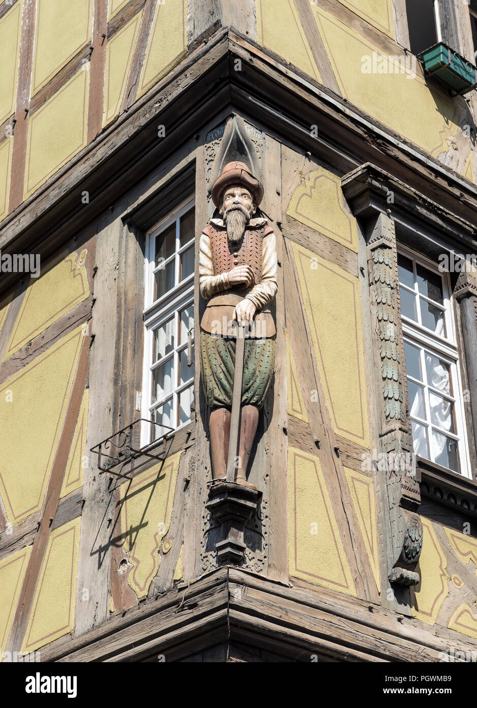 Merchant scultura su Maison zum Kragen in Rue des Marchands, Colmar, Francia Foto Stock