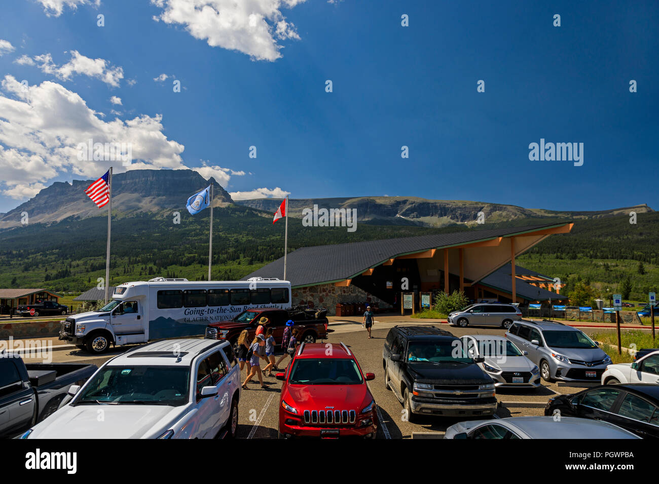 In questa foto possiamo vedere il parco i visitatori a camminare verso la Basilica di Santa Maria Centro Visitatori nel Parco Nazionale di Glacier, Montana, USA. Foto Stock