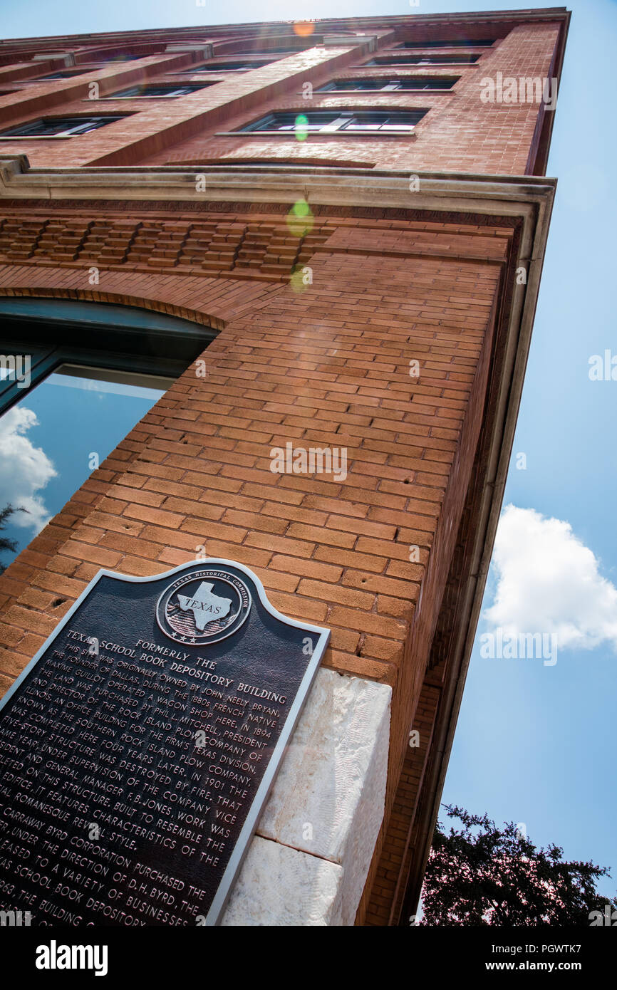 Dallas County Administration Building, precedentemente noto come il Texas School Book Depository, in cui Lee Harvey Oswald sparato dal sesto piano per uccidere JFK Foto Stock