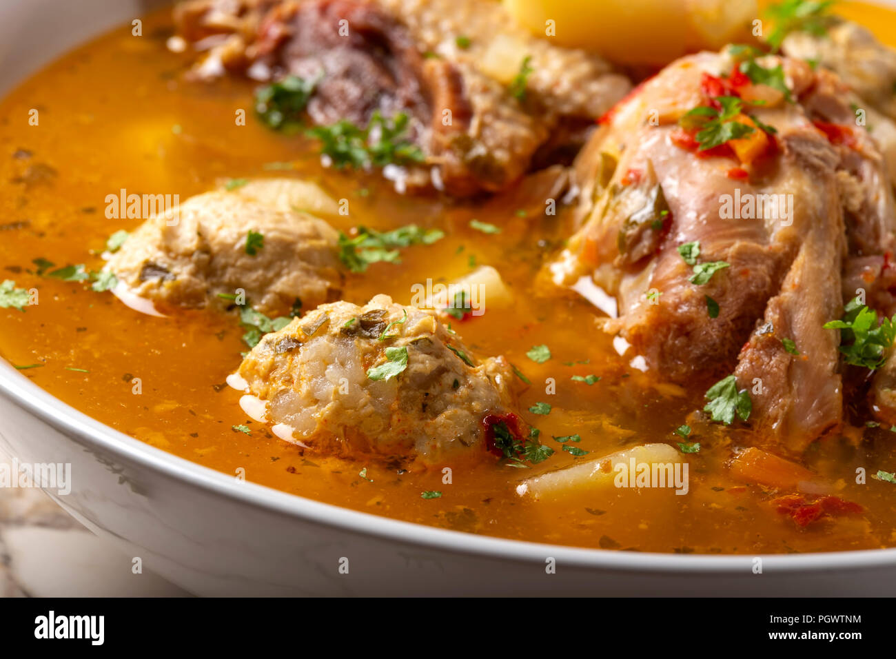 "Ciorba de Perisoare' - rumeno tradizionale zuppa con polpette di carne e carni di pollo - Vista ravvicinata Foto Stock