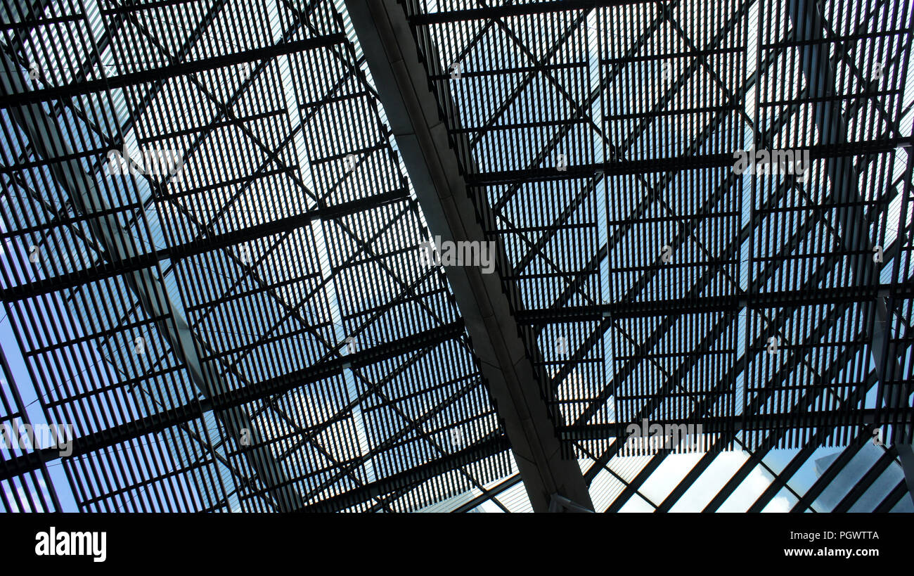 Ampia pergola parasole architettonico moderno progettato abstract  realizzati in acciaio Foto stock - Alamy