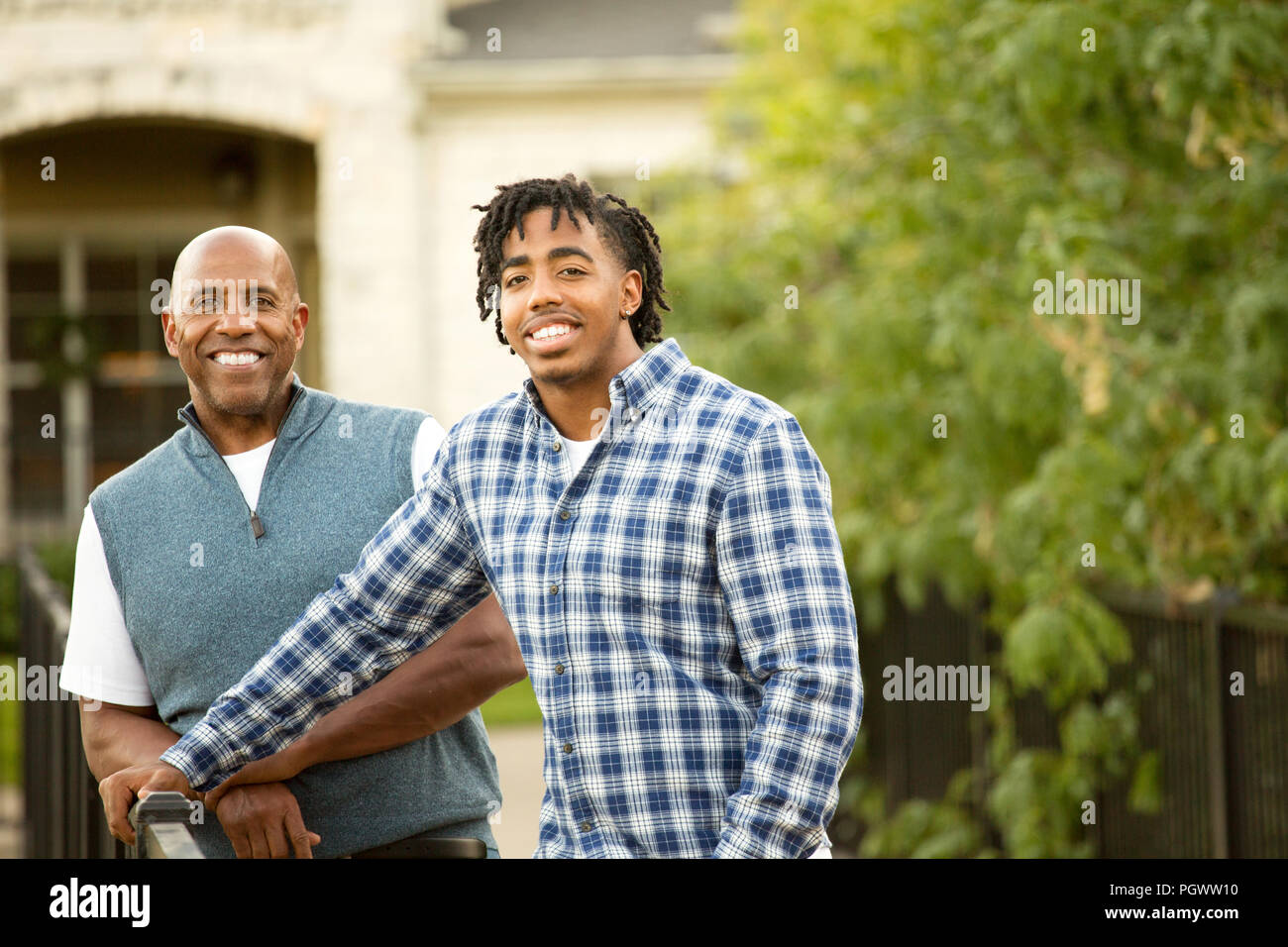 African American padre e suo figlio adulto. Foto Stock