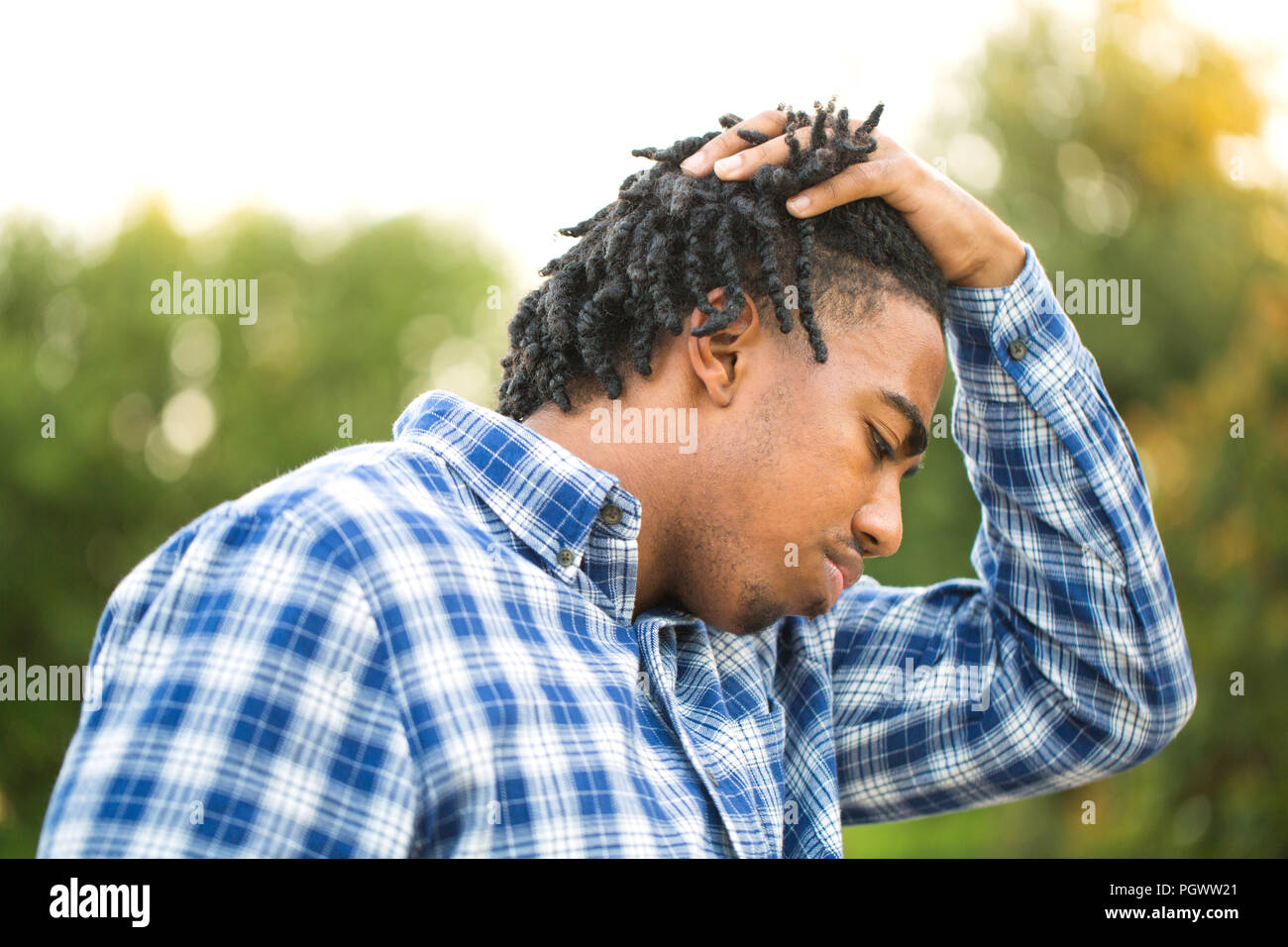 Giovane americano africano uomo nel profondo pensiero. Foto Stock