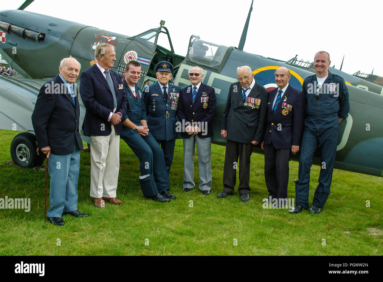 I piloti Tadeusz Andersz, Jankiewicz mariana, Ian Smith, Franciszek Tomczak, Stefan Ryll, Mieczyslaw Sawicki, Adam Ostrowski, Russ Allchorne RAF Spitfire Foto Stock