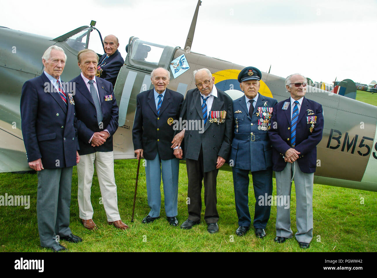 Tadeusz Andersz, Jankiewicz mariana, Franciszek Tomczak, Stefan Ryll, Mieczyslaw Sawicki, Adam Ostrowski, Jerzy Mencel bellica piloti polacchi & Spitfire Foto Stock