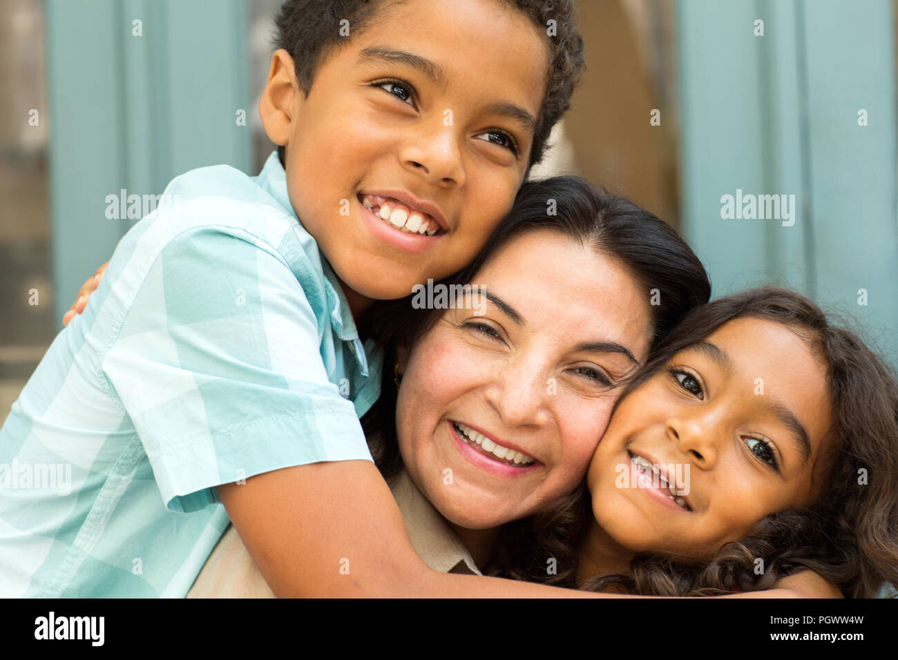Felice Hispnaic madre ridendo e parlando con i suoi figli. Foto Stock