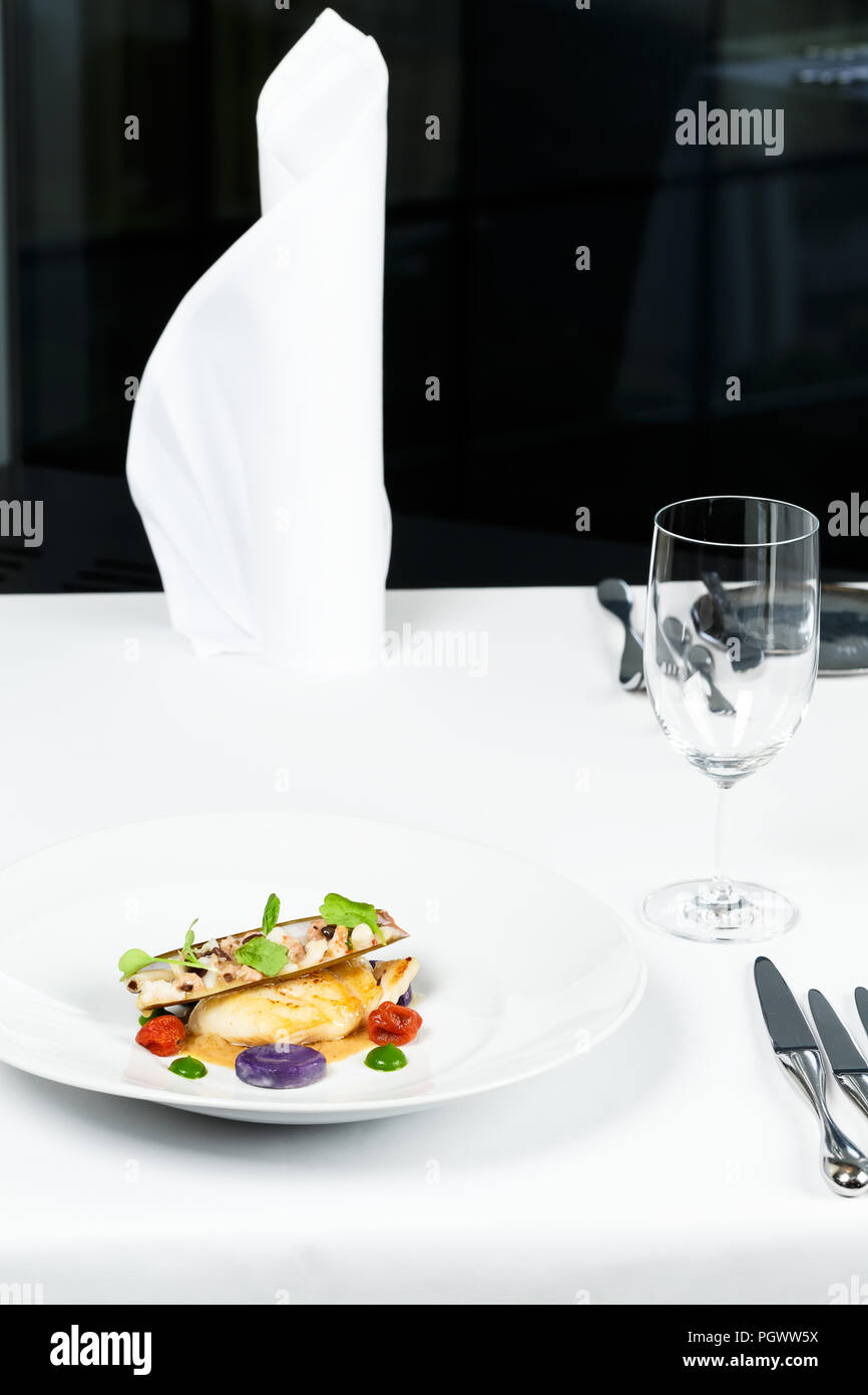 Rombo chiodato con razorclamps oliva e pomodori Foto Stock