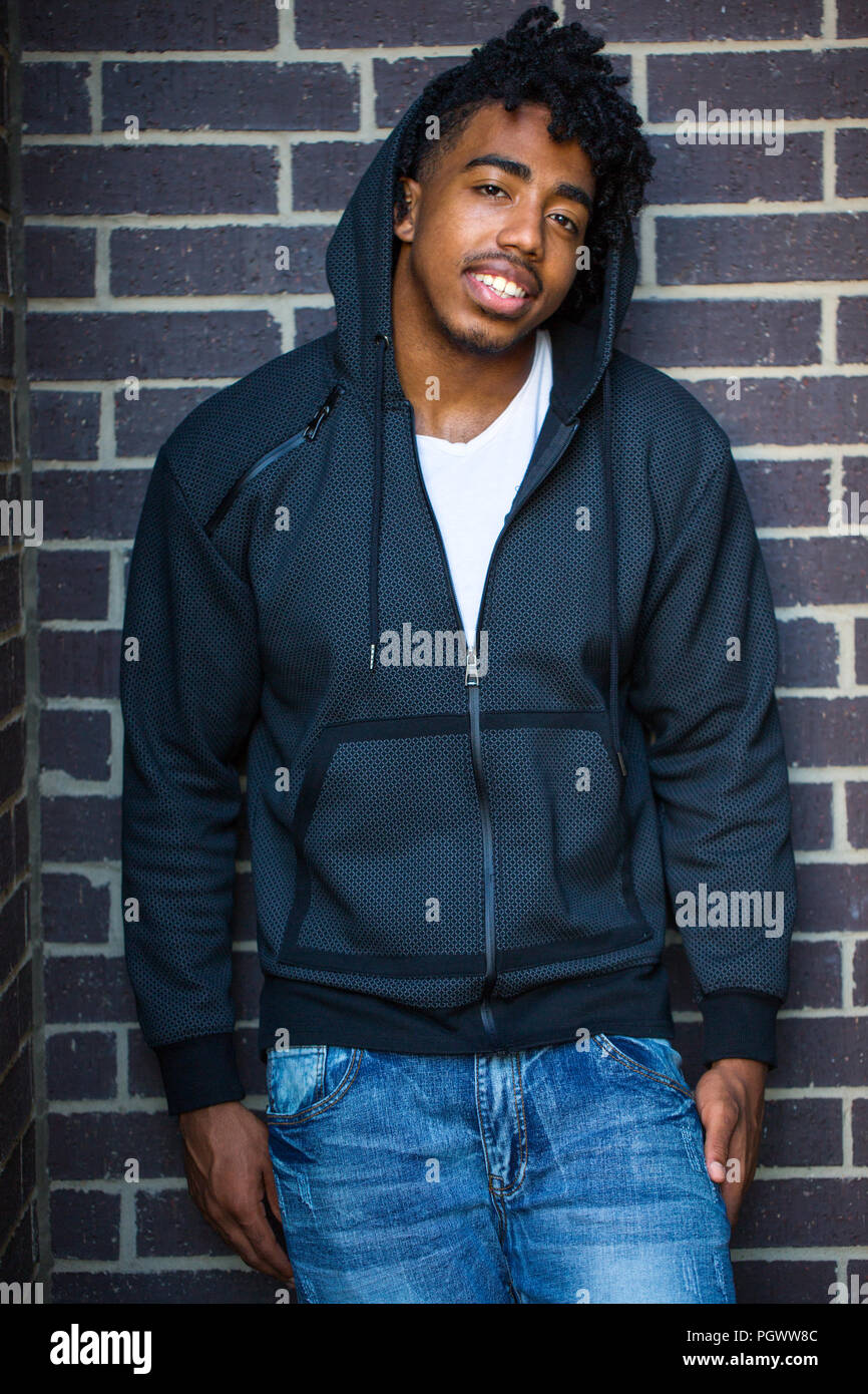 Bel giovane americano africano uomo sorridente al di fuori. Foto Stock