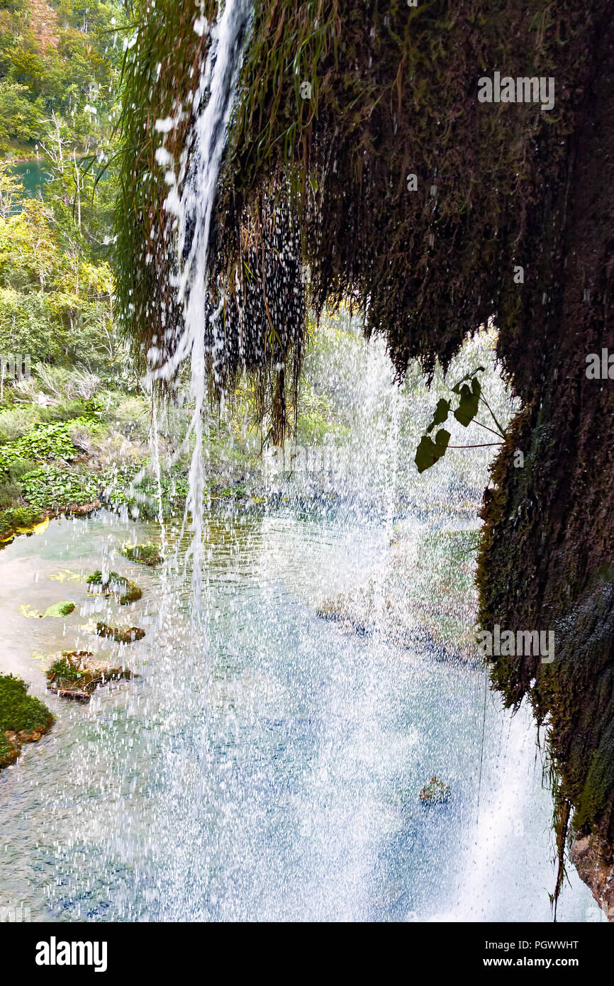 Affacciato da dietro una cascata nel Parco Nazionale di Plitvice - Croazia Foto Stock