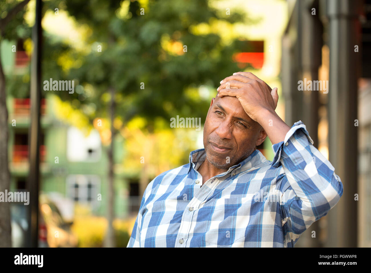 African American man ho.lding la sua testa nel dolore Foto Stock