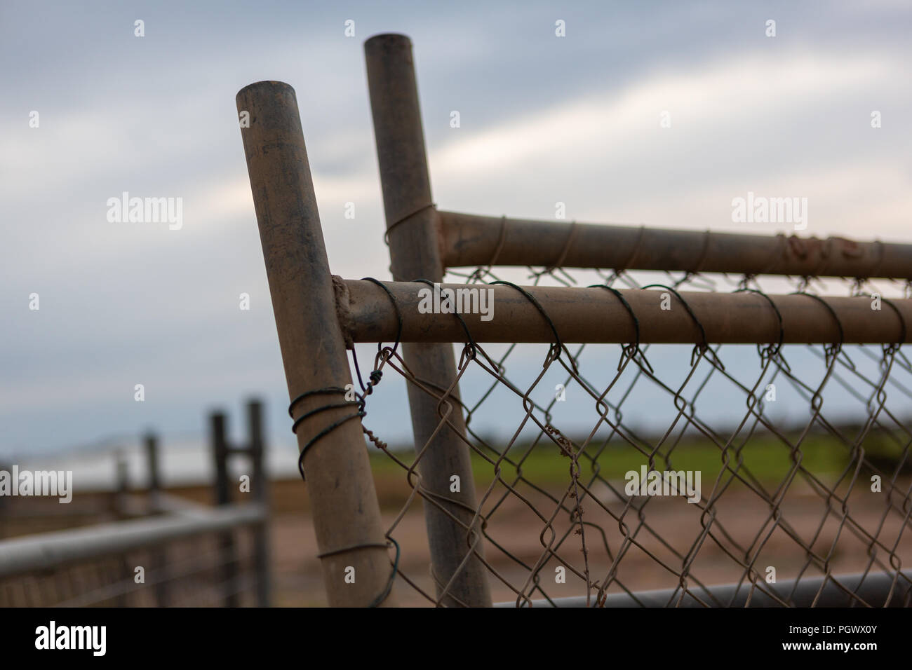 Più temporanea di pannelli di recinzione appoggiato contro l'altra su un nuovo sito di costruzione in Sud Australia il 29 agosto 2018 Foto Stock