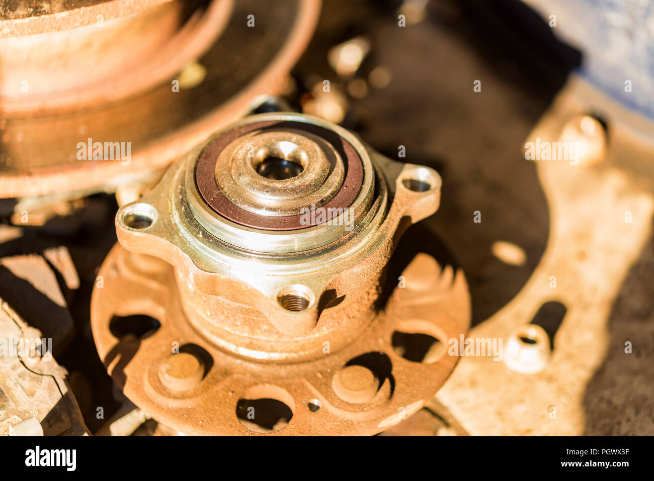 Vecchio corroso gruppo cuscinetto per il mozzo di una automobile Foto Stock