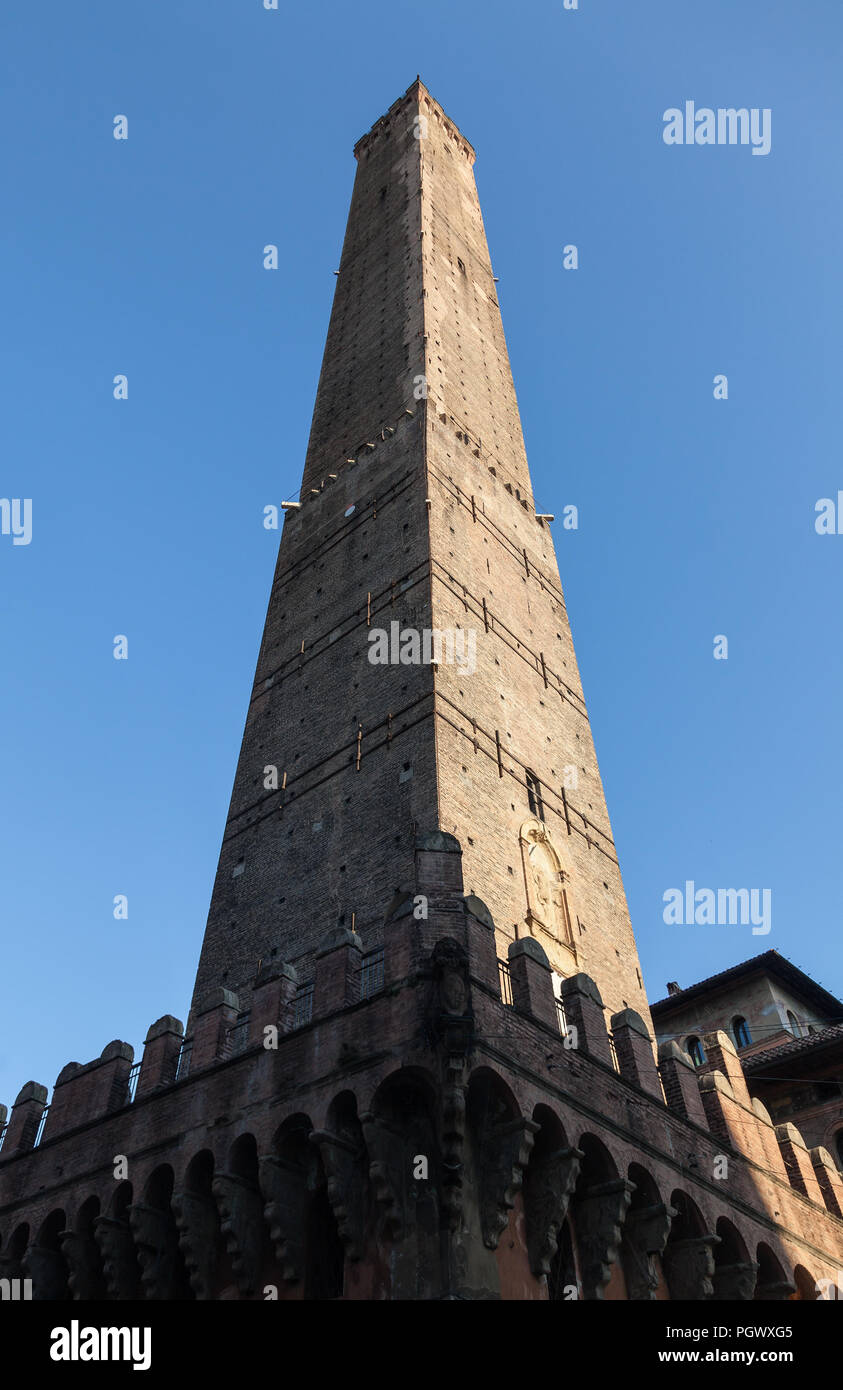 Xii secolo Asinelli torre più alto in Italia - si trova presso il sito di inizio porta medievale della Via Emilia - Bologna - Italia Foto Stock