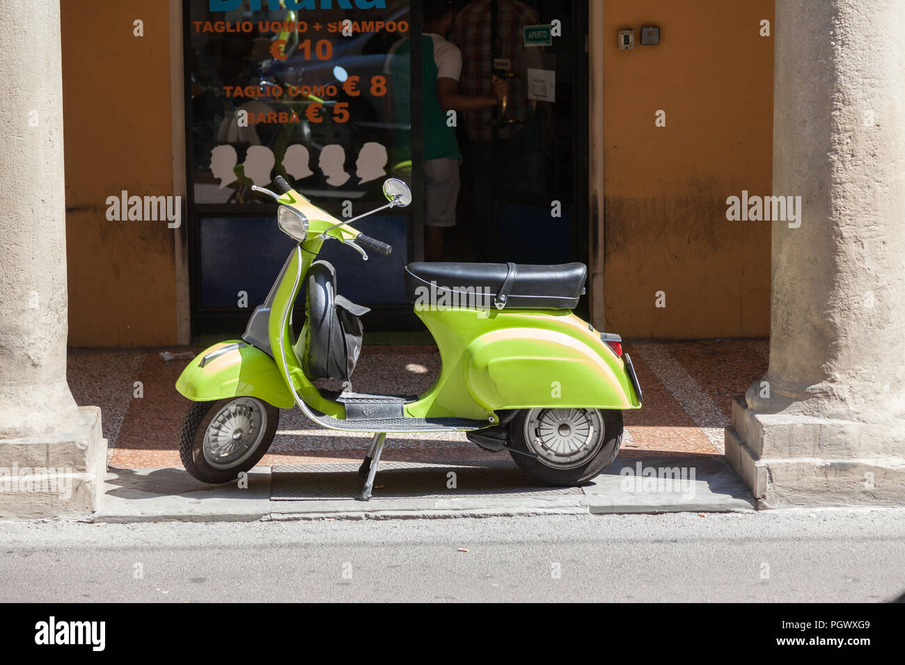 Bologna ITALIA Luglio 2018 - vespa special - vecchio italiano vintage  scooter davanti a uno stile di capelli shop - stile italiano Foto stock -  Alamy