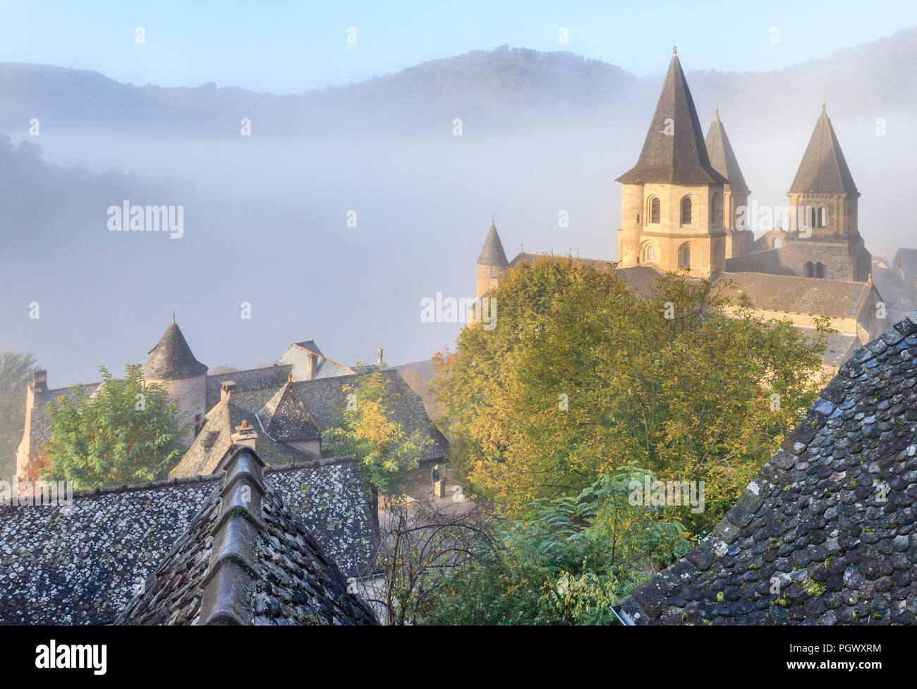 Francia, Aveyron, Conques, etichettati Les Plus Beaux Villages de France (i più bei villaggi di Francia), fermata su El Camino de Santiago, vista su t Foto Stock