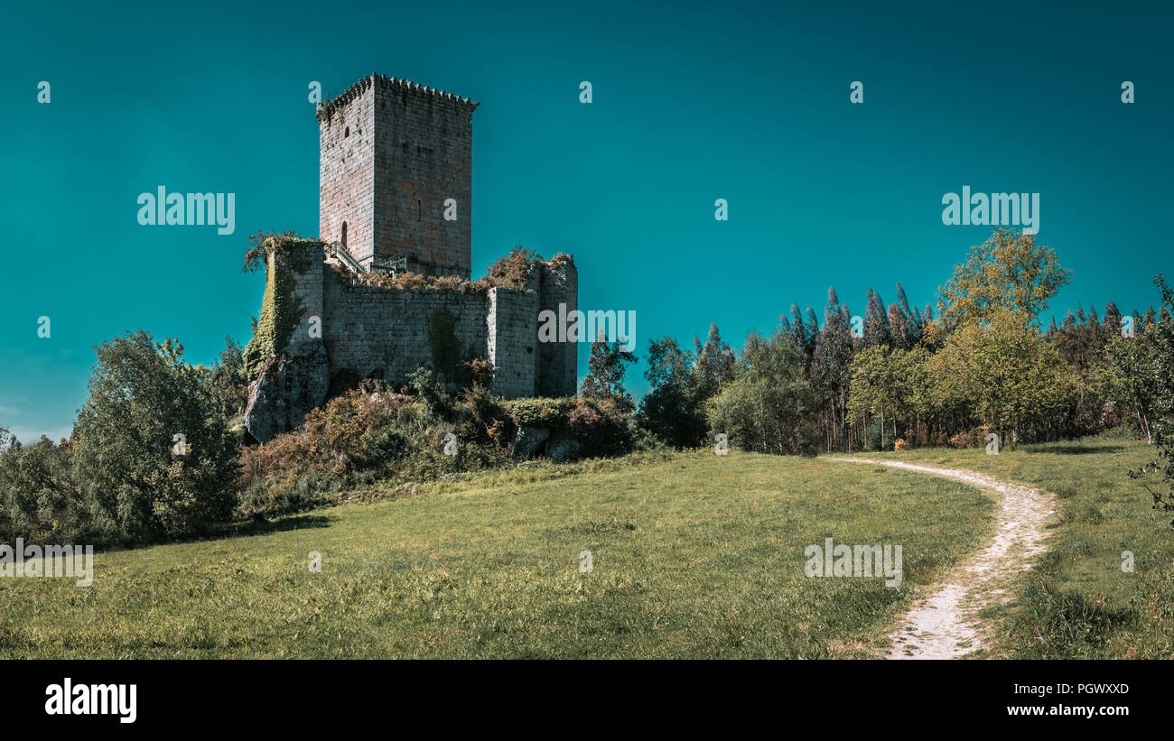 Vecchia Torre del castello del Andrade nei boschi eume Foto Stock