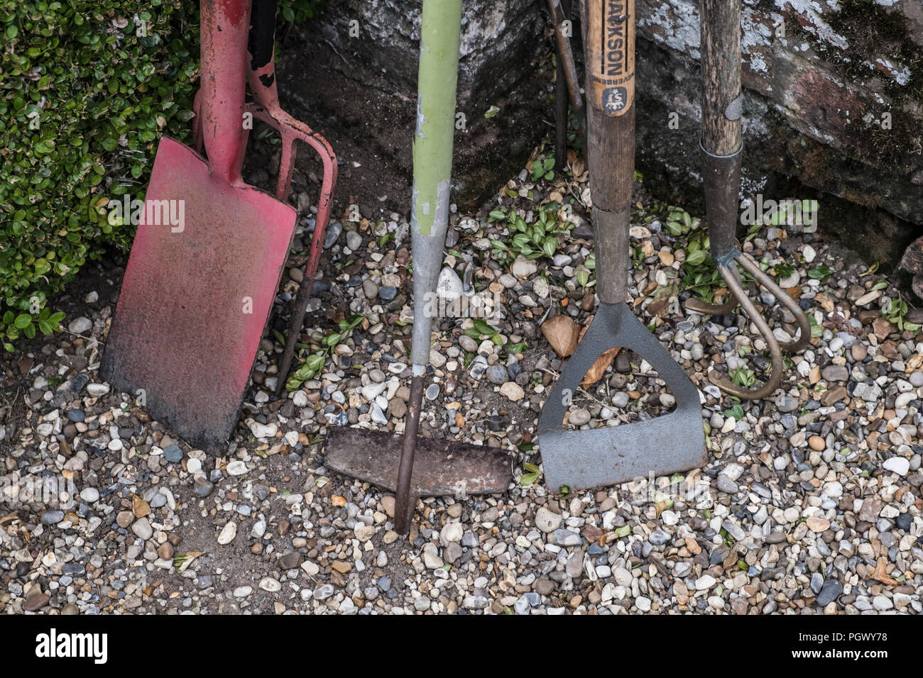 Manico lungo gli attrezzi da giardino inclusi fork, spade, la zappa e rastrello. Foto Stock