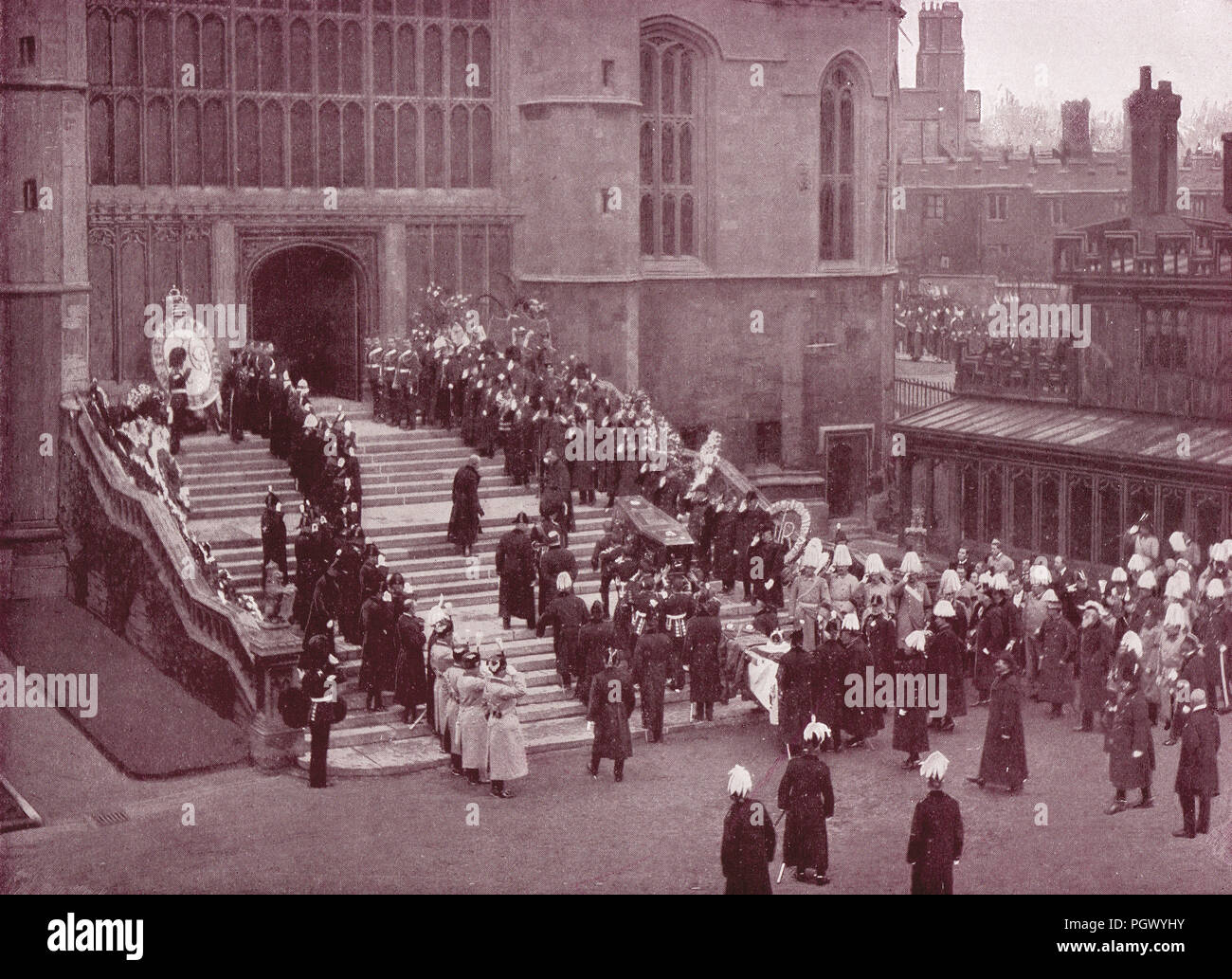 Funerale della regina Victoria, 2 febbraio 1901, portando in della bara, alla cappella di San Giorgio, il Castello di Windsor, Berkshire, Inghilterra Foto Stock