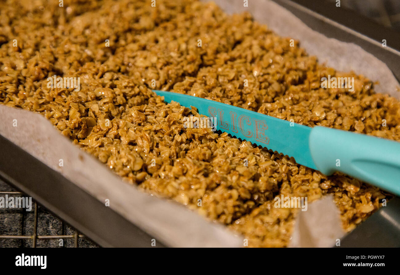 Un vassoio di casa cotto flapjack appena fuori dal forno. Foto Stock