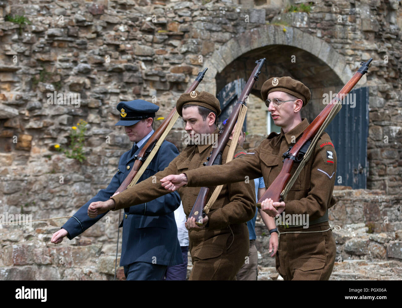 Rievocazione soldati del Battaglione Hallamshire (York e Lancaster reggimento) Marching durante Barnard Castle 1940's weekend di Teesdale, County Dur Foto Stock