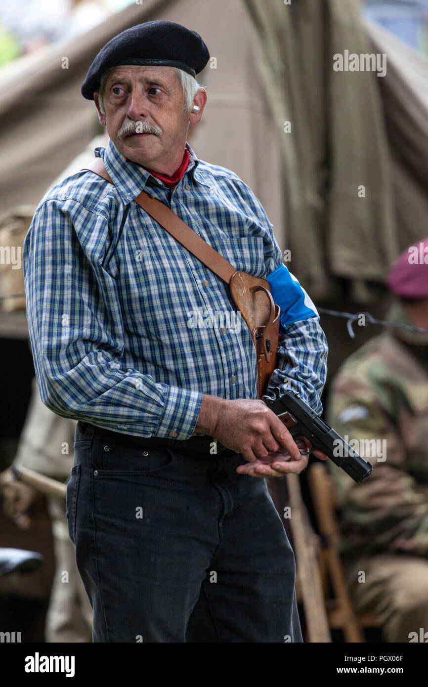 Re-Enactor vestito come un combattente della resistenza durante il Barnard Castle 1940's weekend di Teesdale, County Durham, Regno Unito Foto Stock