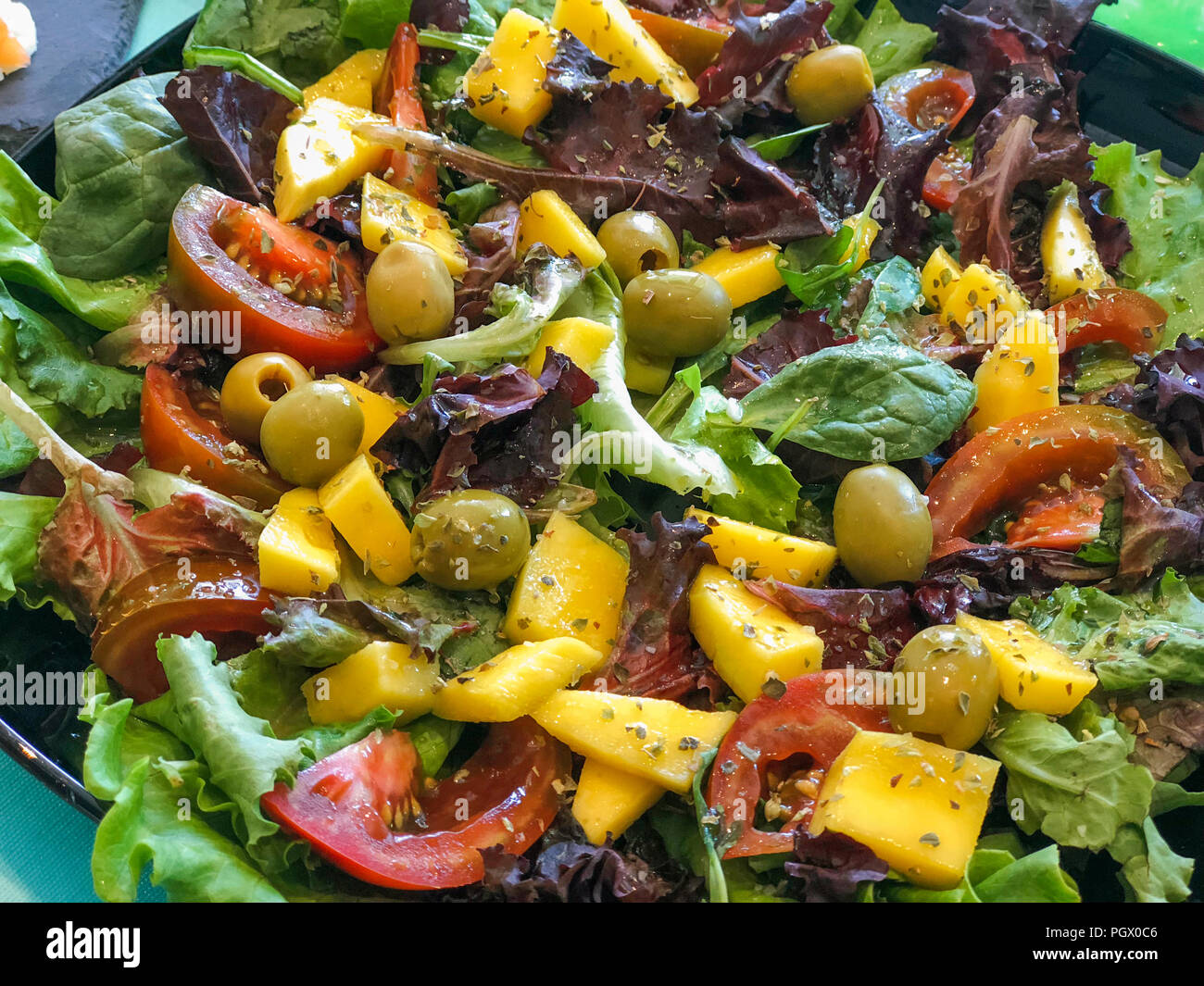 Insalata verde con mango, olive, pomodori e lattuga, Alicante, Costa Blanca, Spagna, Europa Foto Stock