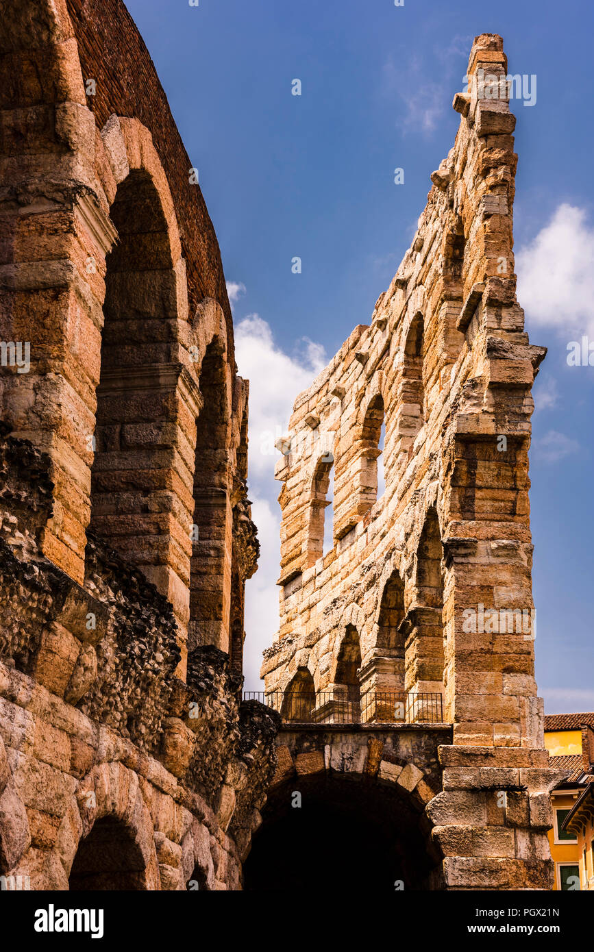 Anfiteatro romano (Anfiteatro Arena) perimetro in Piazza Bra a Verona, Italia Foto Stock