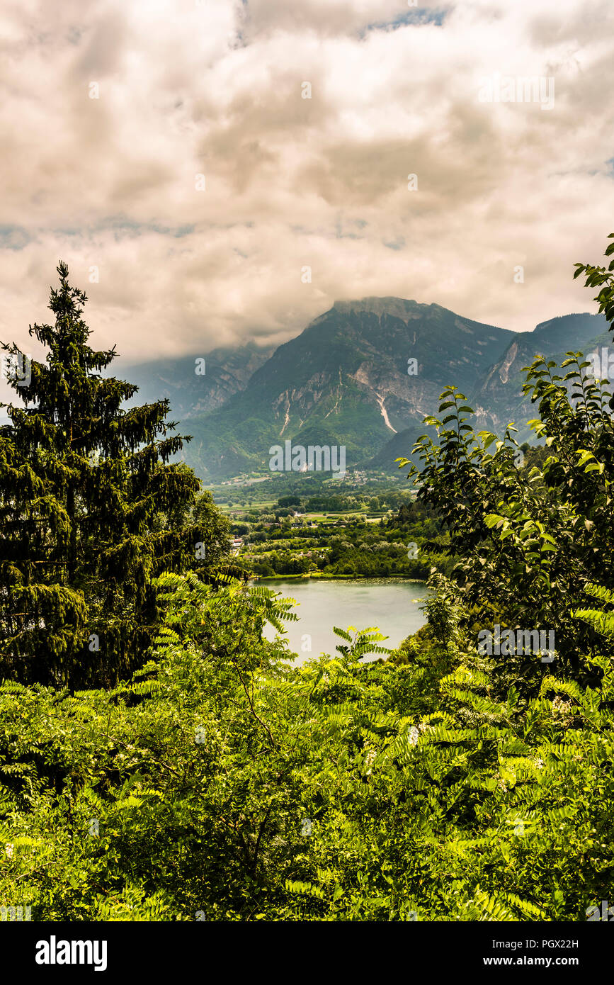 Vista del lago di Levico a Levico Terme, Trentino, Italia Foto Stock