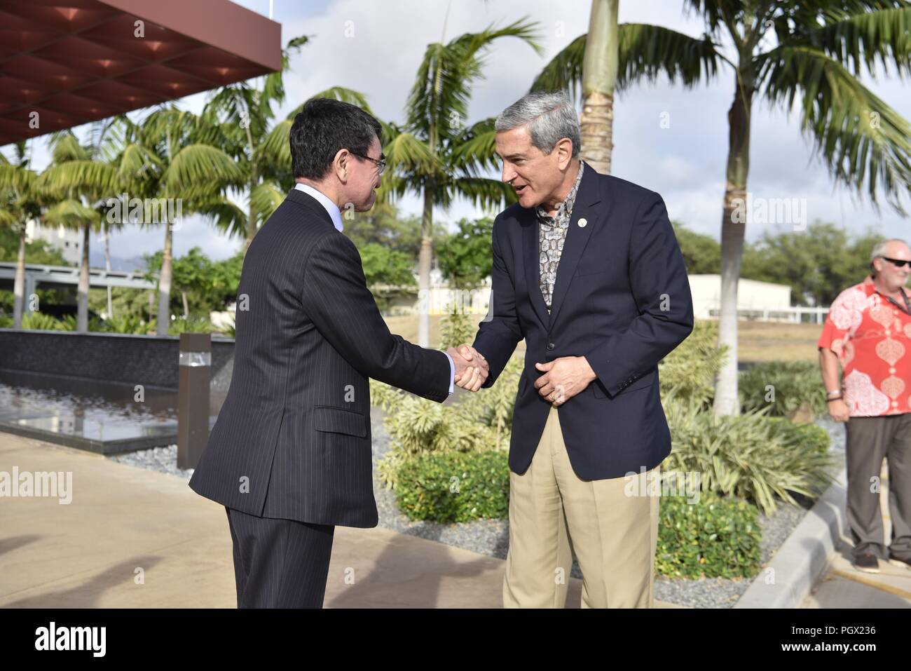 Il Ministro degli Esteri del Giappone, Taro Kono stringono le mani con la difesa POW/mia agenzia di contabilità (DPAA) direttore Kelly McKeague a base comune Harbor-Hickam perla, Hawaii, Agosto 22, 2018. Immagine cortesia Tech. Sgt. Kathrine Dodd / Difesa POW/mia agenzia di contabilità. () Foto Stock